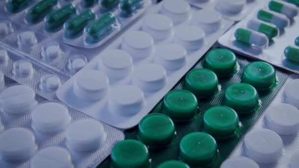 Представители Управления Борьбе Наркотиками Проверяют Партию Незаконно Ввозимых Лекарств Наличие — стоковое видео
