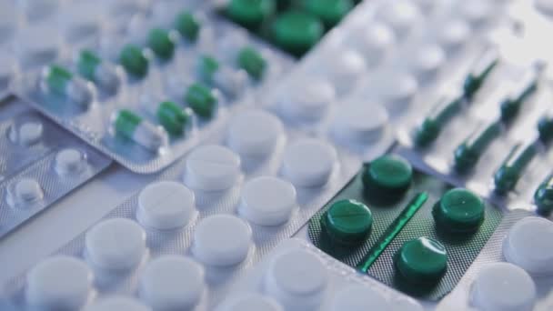 Detailní Záběr Různých Pilulek Tablet Ležících Otočném Stole Lékárníci Provádějící — Stock video