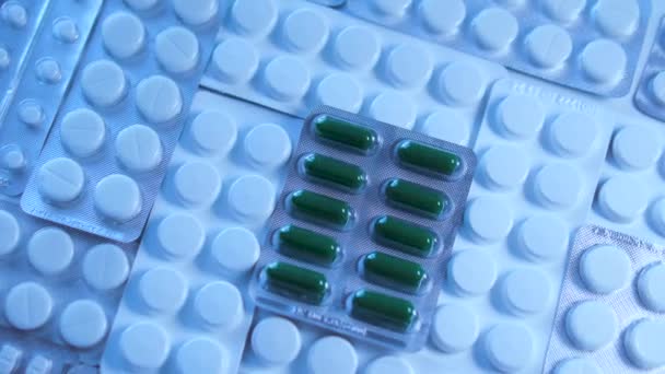 Top View Zöld Tabletta Között Fekvő Fehér Tabletták Vitaminok Étrend — Stock videók