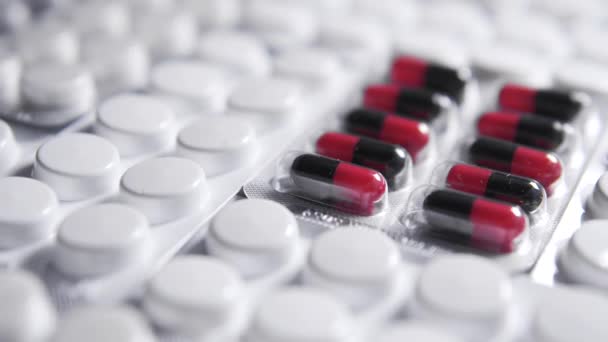 Een Blister Van Pillen Verschillend Van Anderen Liggen Tafel Geneeskunde — Stockvideo