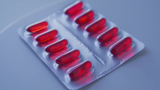 Close Blister Met Rode Pillen Tafel Uitvinding Van Nieuwe Antibiotica — Stockvideo