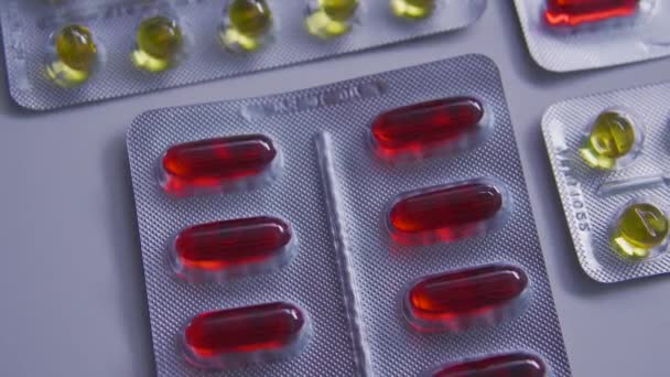 Topview Czerwone Żółte Tabletki Stole Tabletki Poprawiające Apetyt — Wideo stockowe
