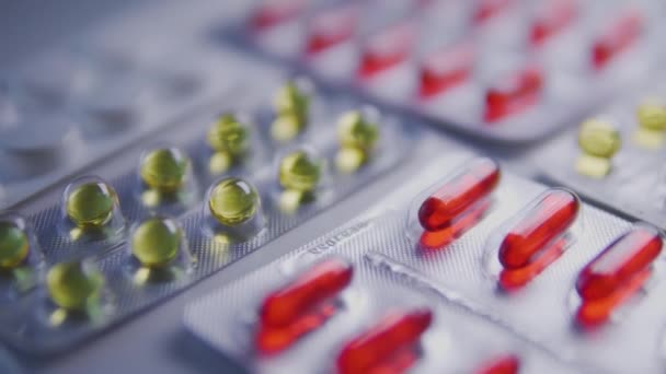 錠剤はテーブルの上に横たわる応急処置キットの並べ替え期限切れの薬を捨てる — ストック動画