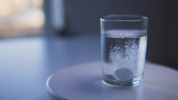 Pessoa Jogando Pílula Copo Água Que Começa Assobiar Dissolver Alívio — Vídeo de Stock