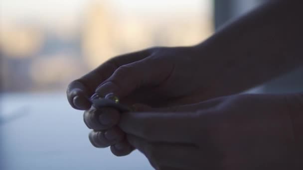 Жінка Стискає Приймає Таблетки Від Блістерів Контрацепції Або Дієтичної Добавки — стокове відео