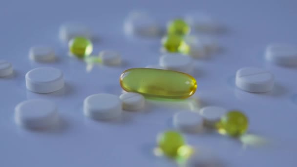 Viele Kleine Pillen Auf Dem Tisch Verstreut Überdosis Notsituation — Stockvideo