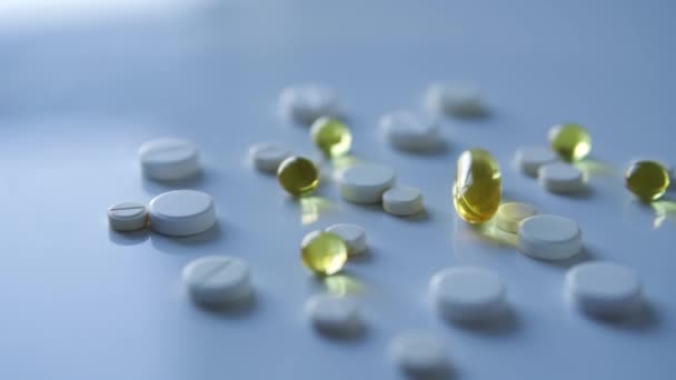 Tabletter Som Ligger Bordet Begreppet Traditionell Evidensbaserad Medicin Närbild — Stockvideo