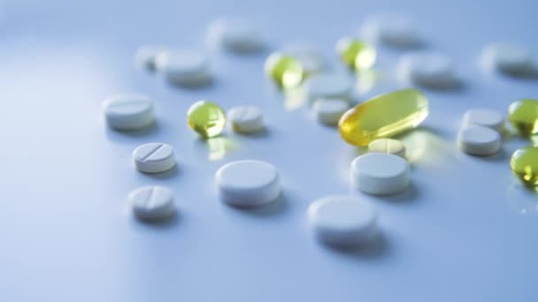 Mnoho Bílých Žlutých Tablet Vylévajících Balíků Ležících Otočném Stole Medicíně — Stock video