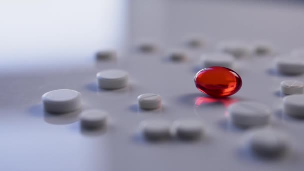 Beyaz Yuvarlak Tabletler Ilaçların Etkinliğinin Merkezde Değerlendirilmesinde Bir Kırmızı Tablet — Stok video