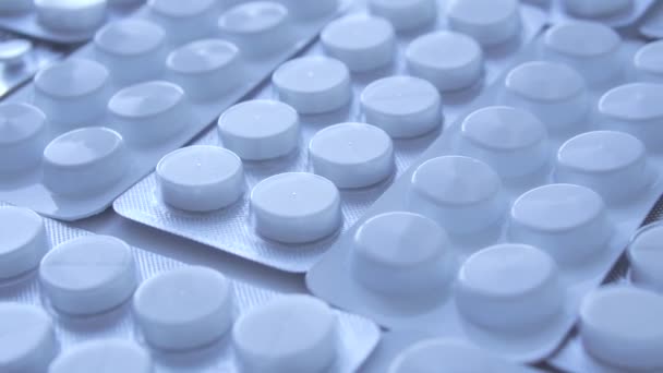 テーブルの上に横たわる白い水疱の多くの錠剤 人間に対する違法検査のための医薬品の違法委託の輸入 仲裁事件 — ストック動画