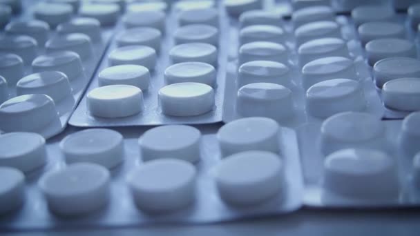 桌上放有药片的白色水泡 现有药物类似物的临床试验 含有活性成分和安慰剂的包装 风险群体 — 图库视频影像