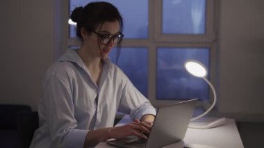 Mutlu heyecanlı kadın laptopta çalışmaktan memnun, testleri başarıyla tamamlıyor.