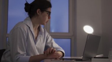 Gergin kadın yazar, editörün kitabı hakkında cevap vermesini bekliyor. İyi bir eleştiriye ihtiyacı var.