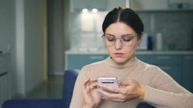 Genç bir kadın, sosyal ağda yeni bir yazı yazan yeni başlayan bir blog yazarı ve sinir bozucu.