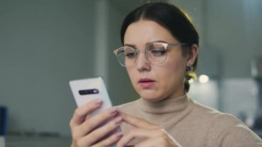 Esmer kadın üzgün, erkek arkadaşı ondan kısa mesajla ayrılmış.