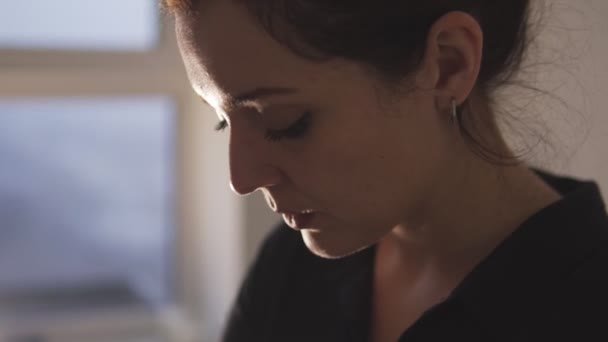女人闭上眼睛 努力面对痛苦和悲伤 知道死亡 — 图库视频影像