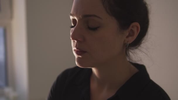 Esmer Kadın Test Sonuçlarına Inanamıyor Doktor Muayenehanesi Kanser — Stok video