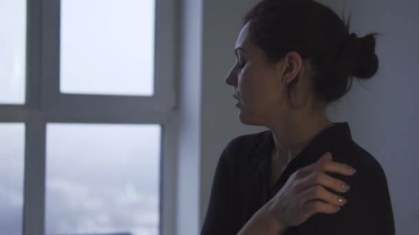 Chokeret Bange Kvinde Lukning Ansigt Med Hænder Hørte Dårlige Nyheder – Stock-video