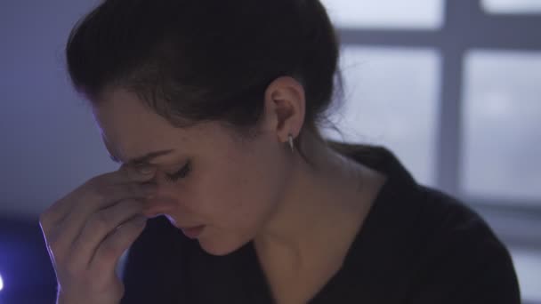 Втомлена Самотня Жінка Думає Про Своє Важке Життя Незадоволена Відносинами — стокове відео