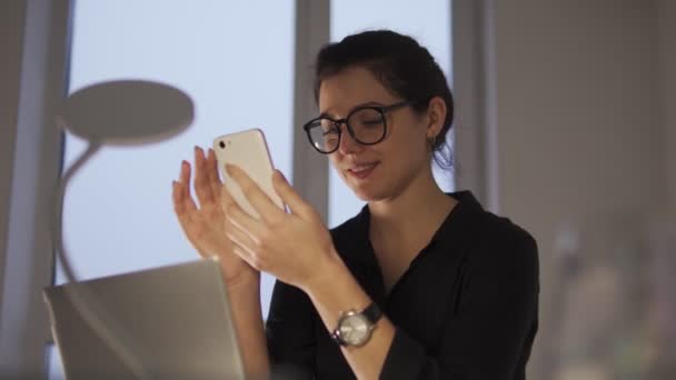 Jovem Atraente Sorrindo Segurando Smartphone Nas Mãos Lendo Boas Notícias — Vídeo de Stock