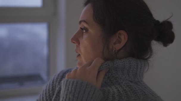 Atractiva Mujer Solitaria Envolviendo Firmemente Suéter Acogedor Cálido Para Sentir — Vídeo de stock