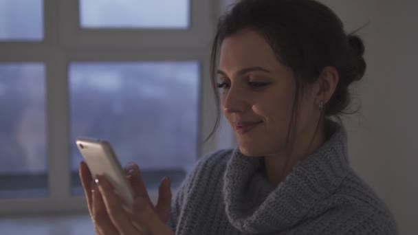 Jonge Vrouw Scrollen Door Nieuwsfeed Sociale Netwerken Smartphone Glimlachen Lezen — Stockvideo