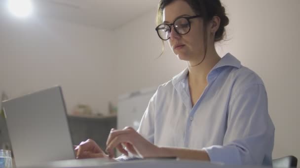 ノートパソコンに入力する自信のある女性 記事に取り組む女性ジャーナリスト 自宅のオフィスに座っているプロジェクトに取り組むフリーランス — ストック動画