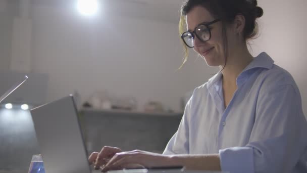 Atrakcyjna Kobieta Uśmiecha Się Wpisując Laptopa Czatując Flirtując Sieciach Społecznościowych — Wideo stockowe