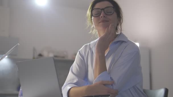 Mujer Emocionada Terminando Trabajo Ordenador Portátil Sonriendo Sentado Lugar Trabajo — Vídeos de Stock