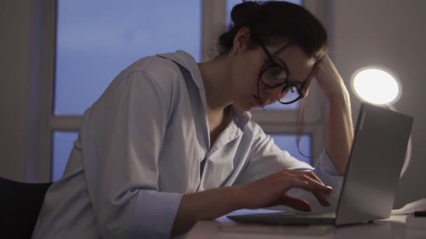 Wyczerpana Kobieta Pracująca Laptopie Nużąca Praca Emocjonalne Wypalenie — Wideo stockowe