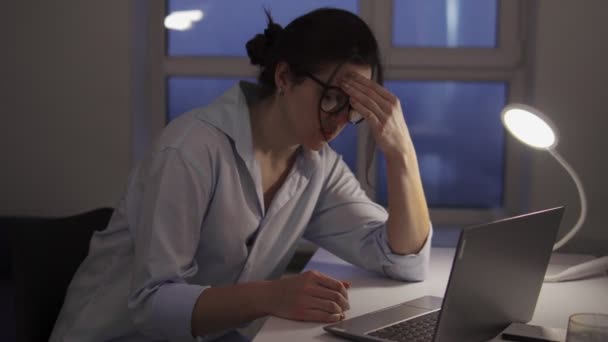 Erschöpfte Überarbeitete Frau Spürt Kopfschmerzen Wenn Sie Spät Der Nacht — Stockvideo