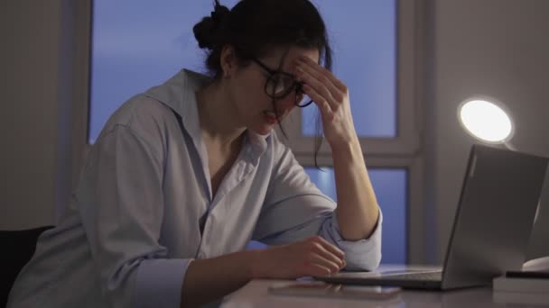 Mujer Cansada Trabajando Ordenador Portátil Proyecto Corrigiendo Errores Sensación Dolor — Vídeos de Stock