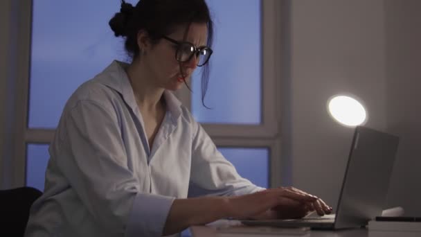Przepracowana Kobieta Odczuwająca Ból Klatce Piersiowej Pracująca Laptopie Gabinecie Domowym — Wideo stockowe