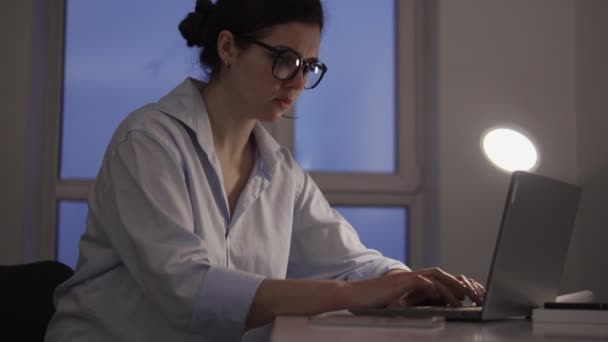 Młoda Kobieta Odczuwa Nagły Ból Klatce Piersiowej Pracując Laptopie Ryzyko — Wideo stockowe
