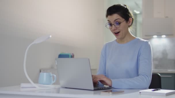Zaskoczona Niezwykle Szczęśliwa Kobieta Okularach Otrzymująca Mail Dobrymi Wiadomościami Pracująca — Wideo stockowe