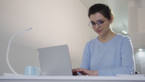Usmívající Hezká Mladá Žena Stylových Brýlích Notebooku Dívající Kamery Usmívající — Stock video