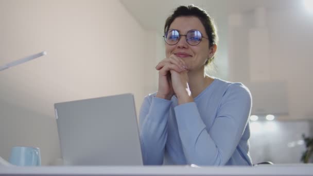 Щаслива Задоволена Жінка Офіс Працівник Сидить Ноутбуці Позує Камеру — стокове відео