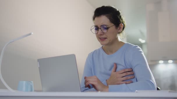 Молодые Сосредоточены Работе Женщина Чувствует Неприятную Боль Груди Трогательные Больное — стоковое видео