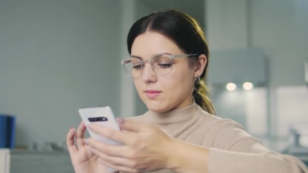 Serieuze Geconcentreerde Vrouw Freelancer Werkt Smartphone Vanuit Huis Manager Van — Stockvideo