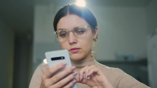 忧心忡忡的黑发女人在思考如何用短信与男友分手 — 图库视频影像