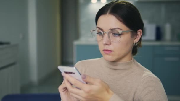 在智能手机上工作的女自由职业者突然感到头疼痉挛 — 图库视频影像
