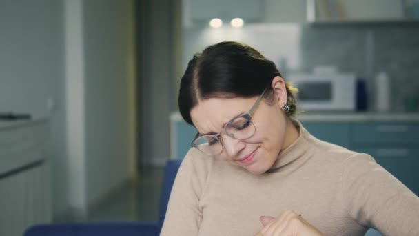 Depressive Junge Frau Mit Schmerzen Der Stirn Migräneattacke Kopfschmerzen — Stockvideo