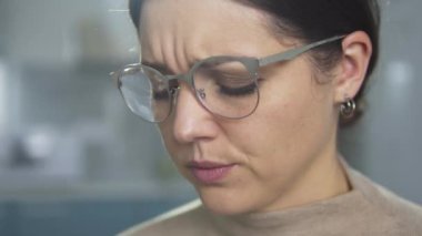Kafası karışmış bir kadın biraz ilaç alıyor anksiyete ve duyarsızlık hissediyor, antidepresanlar ve psikotropik ilaçlar, bağımlılık riski, yakın çekim yüzü, acil durum durumu
