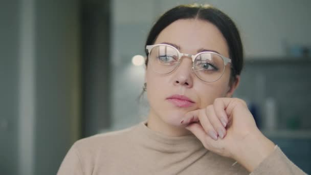 Frustrierte Frau Atmet Tief Durch Und Findet Sich Nach Scheidung — Stockvideo