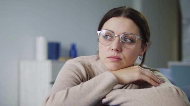 Mujer Morena Deprimida Grandes Gafas Moda Soñando Con Futuro Brillante — Vídeos de Stock