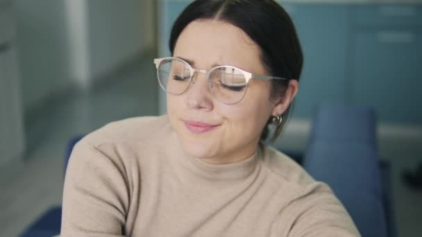 Ung Brunett Kvinna Bort Stora Glasögon Och Gnugga Ömma Ögon — Stockvideo