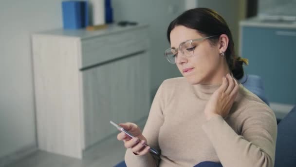 Mujer Joven Tocando Cuello Sintiendo Dolor Entumecimiento Sedentario Problema Estilo — Vídeo de stock