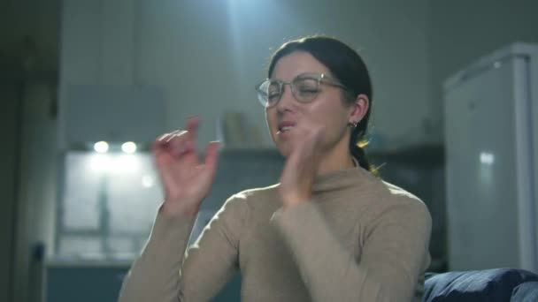 Тревожная молодая женщина закрывает уши руками, слыша шум в квартире — стоковое видео