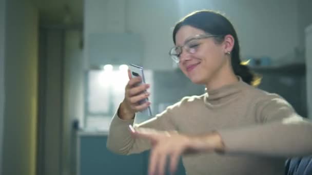 Lustige aktive Frau tanzt, hört Musik auf dem Smartphone, genießt neue Songs — Stockvideo
