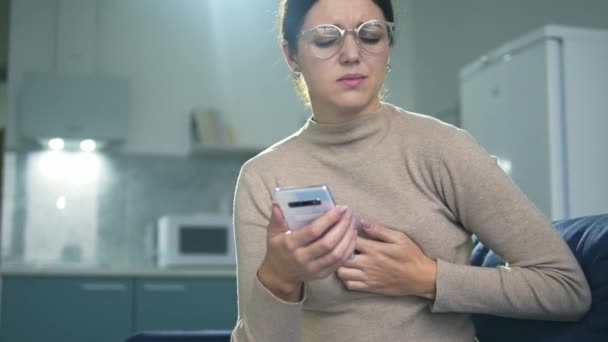 Brunette vrouw die pijn op de borst voelt, borstontsteking, kankerbewustzijn — Stockvideo